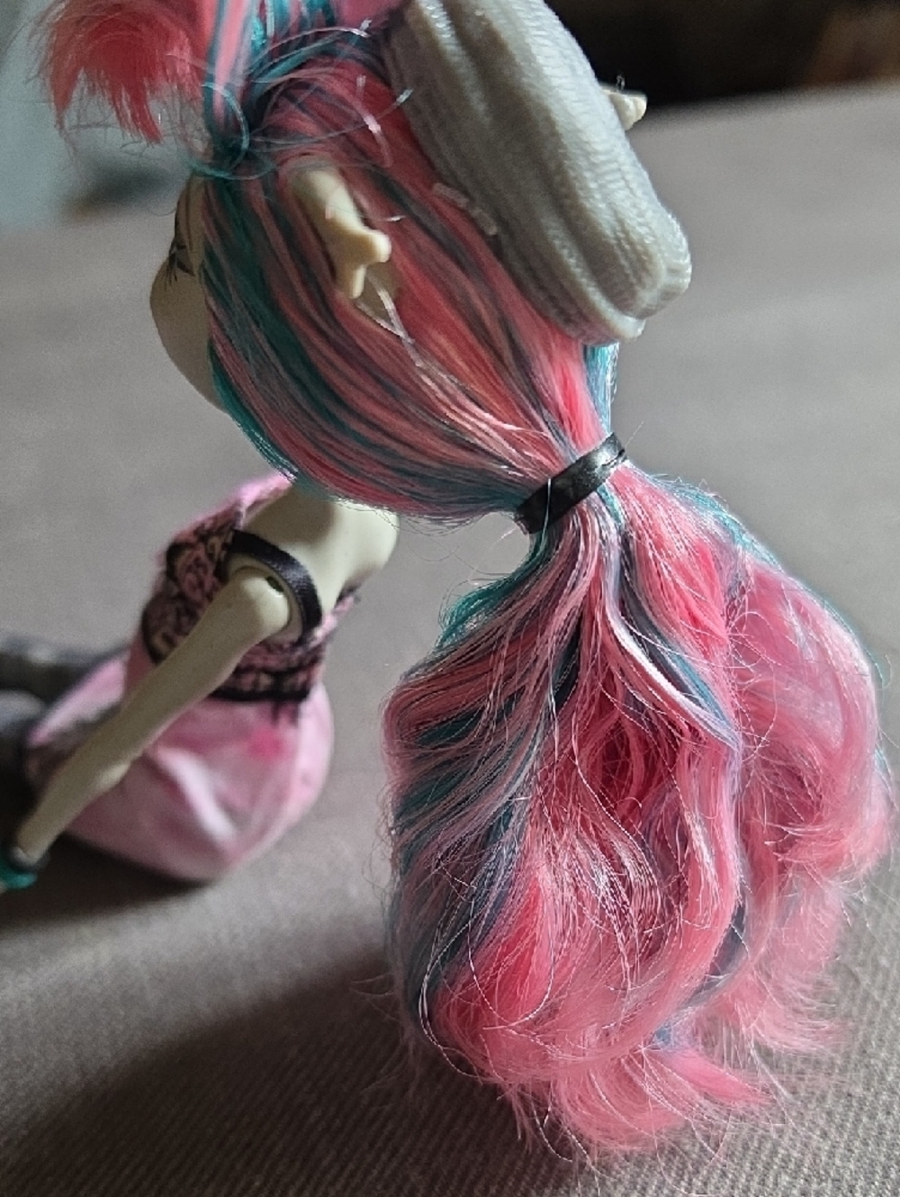 Monster High Doll- Rochell Goyle - Picture 4 of 7